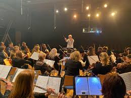 Apprenez les positions des notes de musique en clef de fa et apprenez comment si le chef d'orchestre veut lire la portée de la flûte en son réel, il est obligé de transposer à vue en lisant la partition de la flûte en clef de fa 3. Orchestre Symphonique Des Arts Des Musiciens Passionnes En Region Paca