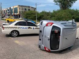 Check spelling or type a new query. Kereta Terbalik Kemalangan Dengan Mpv Polis