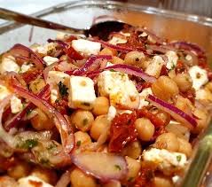 Kichererbsensalat Mit Getrockneten Tomaten Und Feta Von Grisi Chefkoch In 2020 Kichererbsensalat Getrocknete Tomaten Salat