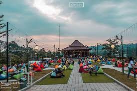 Cocok banget buat chill setelah kamu dan keluarga lelah menjelajah bukit pelangi sentul. 5 Cafe Instagramable Di Sentul Dengan Pemandangan Alam Ada Cafe Pelangi Halaman All Kompas Com
