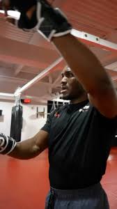 Kamaru Usman MMA telah menambah foto...