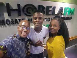 Daha sonra bir yolculuğa çıkar ve ülkenin işlerine karışır. Thobela Fm Yaka Re A Leboga King Monada Music Facebook