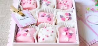 Petit Fours Mit Himbeergeist Petit Fours Rezept Cupcake Kuchen Petit Fours