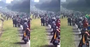 Até outro dia, para fazer contraponto a carreata já motociata, além de lembrar negociata, é de formação esquisita. 9gd8vtrclhyl5m
