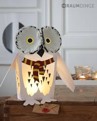 Laterne Hedwig Mit Kostenloser Anleitung Fur Kleine Harry Potter Fans Diy Download Eule Sankt Marti Laternen Basteln Kinderleichte Laternen Basteln Basteln