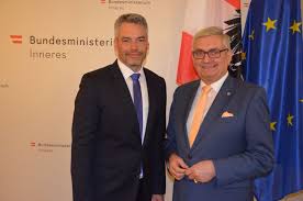 Innenminister karl nehammer gibt sich in interview unbeeindruckt von der kritik, man arbeite bereits am nächsten flug nach afghanistan. Antrittsbesuch Bei Gemeindeminister Karl Nehammer Der Osterreichische Gemeindebund