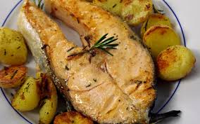 Una ricetta di un secondo piatto facile e veloce ideale per tutta la famiglia. Tranci Di Salmone Al Forno Con Patate Al Rosmarino