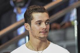 Dans la décision condamnant nicolas sarkozy pour corruption, le patronyme de l'ancien président n'est jamais. Nicolas Sarkozy Son Fils Louis Se Ridiculise En Angleterre Voici