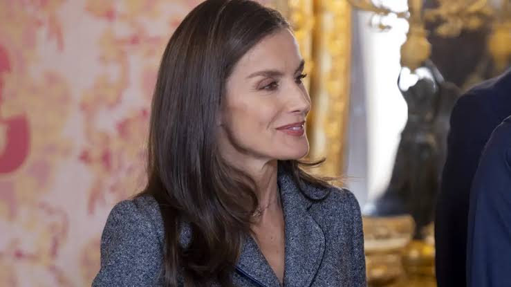 La reina Letizia sorprende al rescatar una falda midi con flores bordadas  de Felipe Varela para su almuerzo con el presidente de Senegal