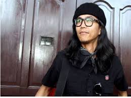 Terdahulu, dilaporkan liu ditahan polis di ipd petaling jaya bagi membantu siasatan kes itu menurut seksyen 4(1) akta hasutan 1948 serta seksyen 233 akta komunikasi dan multimedia 1998. Sinarharian Results For Seksyen 233 Akta Komunikasi Dan Multimedia 1998