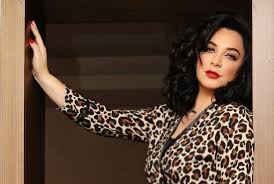 تسبب ملصق ترويجي للمسلسل السوري شارع شيكاغو في ضجة واسعة بعدما ظهرت فيه الممثلة سلاف فواخرجي والممثل مهيار خضور وهما على وشك التقبيل. Ù…Ù† Ø¨ÙŠÙ†Ù‡Ù… Ø®Ø§Ù„Ø¯ Ø§Ù„Ù‚ÙŠØ´ ÙˆØ³ÙŠÙ Ø§Ù„Ø¯ÙŠÙ† Ø³Ø¨ÙŠØ¹ÙŠ Ø³Ù„Ø§Ù ÙÙˆØ§Ø®Ø±Ø¬ÙŠ Ø¨Ø±ÙÙ‚Ø© ÙˆÙ„Ø§Ø¯ Ø§Ù„Ø¨Ù„Ø¯ ÙÙŠ Ø¯Ø¨ÙŠ ØµÙˆØ±Ø© Mada Post Ù…Ø¯Ù‰ Ø¨ÙˆØ³Øª