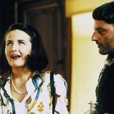 Valérie lemercier est également resté dans les mémoires avec son rôle de béatrice de montmirail, une bourgeoise maniérée, bourrée de tics de langage hilarants. Valerie Lemercier L Equipe Des Visiteurs Odieuse Elle Raconte L Enfer Du Tournage Femme Actuelle Le Mag