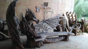 Un Escultor Estonio Talla Con Una Motosierra Un Dragon En Un Banco Cultura Inquieta Dragones Artistas Escultor