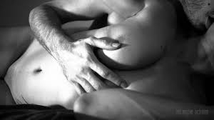 Câlins en cuillère et orgasme tremblant entre amoureux