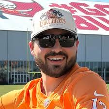 Max Steele's Instagram, Twitter & Facebook