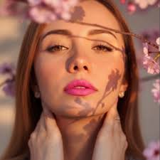 No todos los "amigos" son tus amigos. No todos tus " familiares. son  familia.