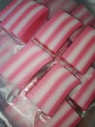 2 cawan tepung gandum, 1 cawan gula, sedikit garam, 2 kotak kecil santan, 3 cawan air, sedikit pewarna merah. Wanita Ini Kongsi Resipi Kek Lapis Buat Tiap Minggu Untuk Jualan Memang Lembut Dan Sedap Keluarga