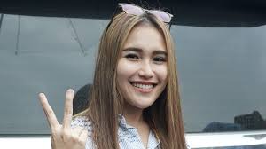 Ayu ting ting berkebaya hitam. Ayu Ting Ting Hingga Cita Citata Tampil Kece Di Passthebrushchallenge Kumparan Com