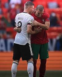 Toni kroos is a midfielder and is 6' and weighs 163 pounds. Toni Kroos Facebook