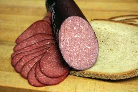 Plockwurst ist eine meist geräucherte, seltener luftgetrocknete rohwurst aus grob entsehntem rindfleisch, fettem schweinefleisch und speck. Salami Forest Pork Store German Meats Products