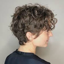As this beaut demonstrates, short, wavy hairstyles can easily be spruced up with the help of a fancy fringe. 60 Most Delightful Short Wavy Hairstyles Short Wavy Hair Curly Girl Hairstyles Thick Hair Styles
