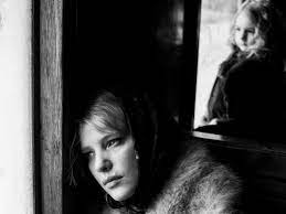 In the 1950s, a music director falls in love with a singer and tries to persuade her to flee communist poland for france. In Cold War Pawel Pawlikowski Tells His Parents Love Story The New Yorker