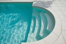 La piscine seule est à 20000 euros.et si vous souhaitez une bache à barres c'est au alentour de 2000 euros. Gamme Pool Play Piscine Tout Compris Piscines Desjoyaux