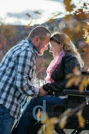 Pin By Tamara Martinengo On Discapacidad Con Mucha Capacidad Wheelchair Photography Christmas Couple Pictures Photography