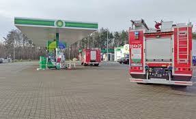 Kobieta zdemolowała stację paliw w rymaniu. 25 Latka Wjechala W Dystrybutor Gazu Na Stacji Paliw Ewakuowano 65 Osob Zdjecia Informacje Z Polski I Swiata Info112 Pl