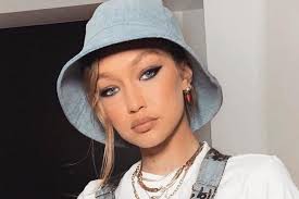 Cover look model gigi hadid wears a prada coat. Gigi Hadid Revelo Su Cuerpo Posparto En Fotos Enteras Sera Que Podra Seguir Modelando