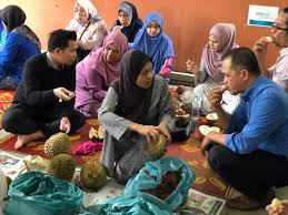 Buah durian yang banyak dijajakan adalah jenis durian medan, yakni hasil cangkokan durian dari medan dan daerah kikim, kabupaten lahat, kata dedi, salah satu pedagang durian. Pesta Durian Di Office Cuba Amalkan Petua Ini Selepas Makan Durian Blog Abah Careno