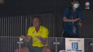 Ariarne titmus' coach dean boxall celebrates her gold in the 400m freestyle. Bmgvshevasbjmm