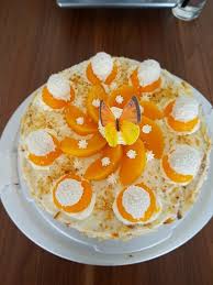 Die weiße schokolade im wasserbad schmelzen, die butter einrühren. Pfirsich Raffaello Torte Von Christine Chefkoch Kuchen Und Torten Raffaello Torte Leckere Torten