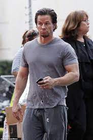 Mark Wahlberg Is Back To His Bulging Best Mark Wahlberg Celebrities Male Mark Wahlberg Muscle