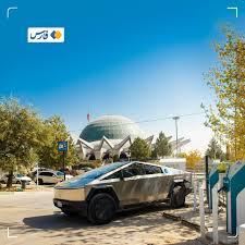 یک خودروی تسلا درحال شارژ در اراضی عباس‌آباد تهران