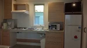 Parce qu'aménager une salle de bain pour pmr n'est pas chose naturelle, nous avons décortiqué pour vous les appellations, normes et autres informations d'intérêt. Cuisine Equipe Donnant Sur Le Sejour Salle De Bain Facile D Acces Avec Equipement Pmr Au Top Picture Of Camping Le Rebeau Montblanc Tripadvisor