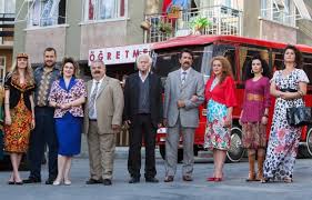 Eğitimini çanakkale 18 mart üniversitesi güzel sanatlar fakültesi tiyatro bölümü'nde tamamlamıştır. Doksanlar Dizisine Surpriz Oyuncu