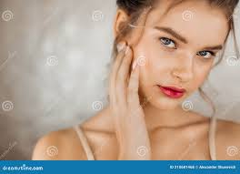 Cabeza Disparo Retrato Sonriente Mujer Tocando Perfecta Piel Lisa Cara Foto  de archivo