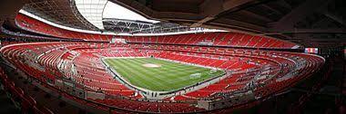 Wembley stadium (branded as wembley stadium connected by ee for sponsorship reasons) is a football stadium in wembley, london. Uembli Vikipediya