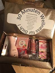 Ein kuschelig weiches handtuch, ein flauschiger bademantel und vieles. Geschenk 30 Minuten Wellness Wellness Geschenke Geschenke Fur Madchen Diy Geburtstagsgeschenk