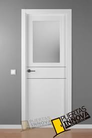 Trabajadores masculinos que llevan vidrio. Puertas Blancas Con Aluminio Puertas Innova S L U