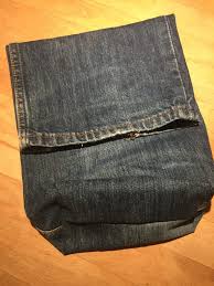 Aus einer alten jeans und einem gürtel oder den henkeln einer alten handtasche kannst du dir dieses stylische accessorie. Coole Upcycling Jeans Tasche Schnell Selbst Genaht Diy Family