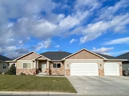 7203 Crown Crest Ave Yakima Wa 98903 Mls 20 22 Zillow In 2020 Yakima Zillow House Styles