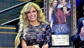 La carrera de trevi estuvo marcada por una serie de escándalos que truncaron su trayectoria cuando se hallaba en la cúspide del éxito. Netflix Inicia Grabaciones De La Serie Sobre La Vida De Gloria Trevi