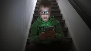 Quant à laisser son enfant partir seul à l'école ou aller à ses activités extrascolaires, là aussi l'experte préconise d'attendre qu'il ait 10 ans. Confinement Mon Ado A T Il Le Droit De Sortir Seul Se Defouler