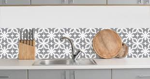 Credence Adhesive Impermeabilisee Composee De Carreaux De Ciment Evoquant Des Motifs Floraux Et Vegetaux Couleurs Credence Adhesive Credence Carreau De Ciment