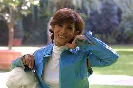 She has dark brown hair. Anna Marchesini La Vita Come Infinita Parodia