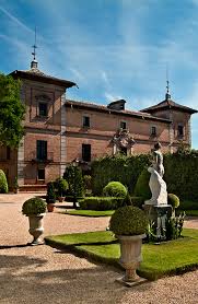 En la plaza principal del castillo, centro de la antigua. Las Fincas De Bodas Mas Bonitas Cerca De Madrid Stylelovely