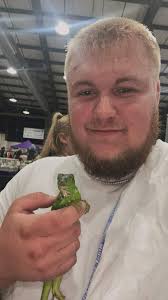 Can iguana live with other lizards?