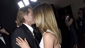 Brad pitt and jennifer aniston were seen backstage at the 26th annual screen actors guild awards on sunday night congratulating each. Brad Pitt Und Ex Jen Aniston Busseln Ganz Vertraut Backstage Promiflash De